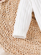 BrownBark 2 pièces, Ensemble deux pièces mignon et élégant pour bébé fille automne/hiver, Top blanc à col mi-Top et manches longues en tissu côtelé associé à une salopette en velours côtelé, Design mignon avec nœud à volants, Tissu doux et confortable, Doux et élégant, Convient pour les tenues quotidiennes des bébés filles.