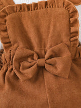 BrownBark 2 pièces, Ensemble deux pièces mignon et élégant pour bébé fille automne/hiver, Top blanc à col mi-Top et manches longues en tissu côtelé associé à une salopette en velours côtelé, Design mignon avec nœud à volants, Tissu doux et confortable, Doux et élégant, Convient pour les tenues quotidiennes des bébés filles.