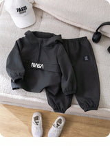 2 pièces Ensemble pull à capuche tricoté décoratif gris automne et pantalon à taille élastique pour bébé garçon. Tenue de sport décontractée tout-aller, convient pour le port en extérieur et en intérieur