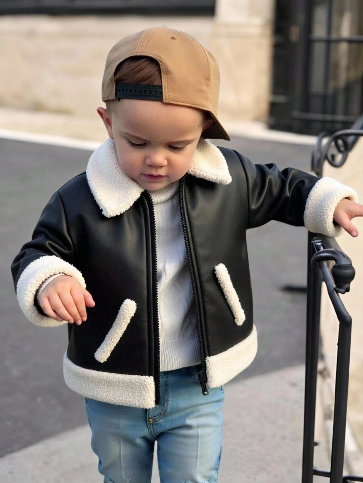 SHEIN Veste d'hiver mignonne en PU noir pour bébé garçon et fille, manteau d'automne matelassé épais en polaire, veste de moto, vêtements décontractés de mode à couleurs contrastées pour rendez-vous