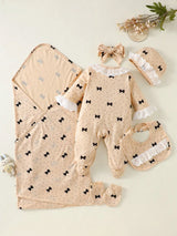 SHEIN Ensemble cadeau 6 pièces pour bébé fille nouveau-né, style mignon assorti avec imprimé nœud, dentelle et pois, barboteuse, chapeau, bavoir, bandeau, moufles, couverture, beige automne familial
