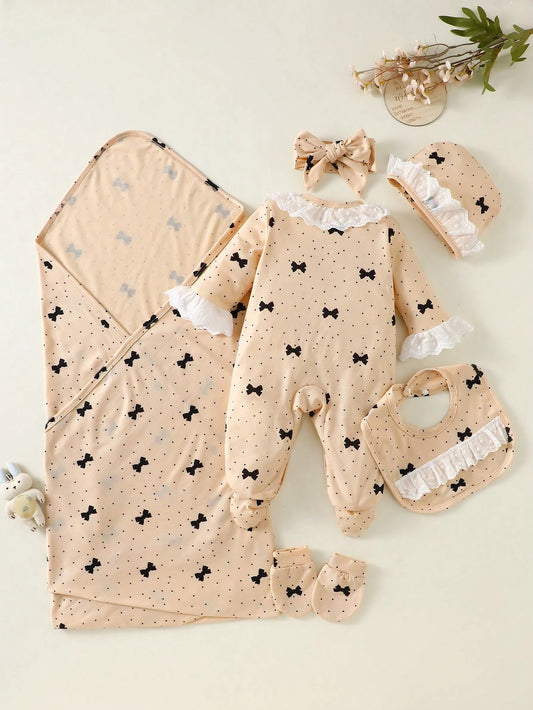 SHEIN Ensemble cadeau 6 pièces pour bébé fille nouveau-né, style mignon assorti avec imprimé nœud, dentelle et pois, barboteuse, chapeau, bavoir, bandeau, moufles, couverture, beige automne familial
