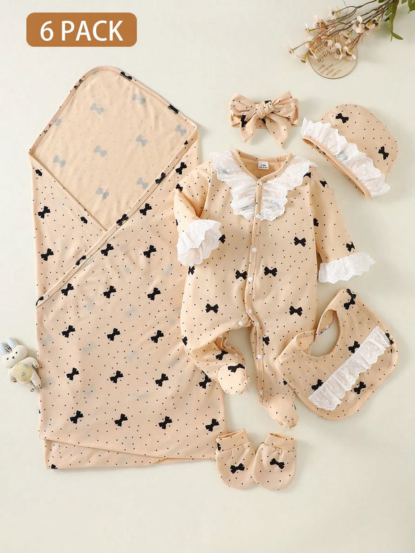 SHEIN Ensemble cadeau 6 pièces pour bébé fille nouveau-né, style mignon assorti avec imprimé nœud, dentelle et pois, barboteuse, chapeau, bavoir, bandeau, moufles, couverture, beige automne familial