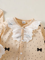 SHEIN Ensemble cadeau 6 pièces pour bébé fille nouveau-né, style mignon assorti avec imprimé nœud, dentelle et pois, barboteuse, chapeau, bavoir, bandeau, moufles, couverture, beige automne familial