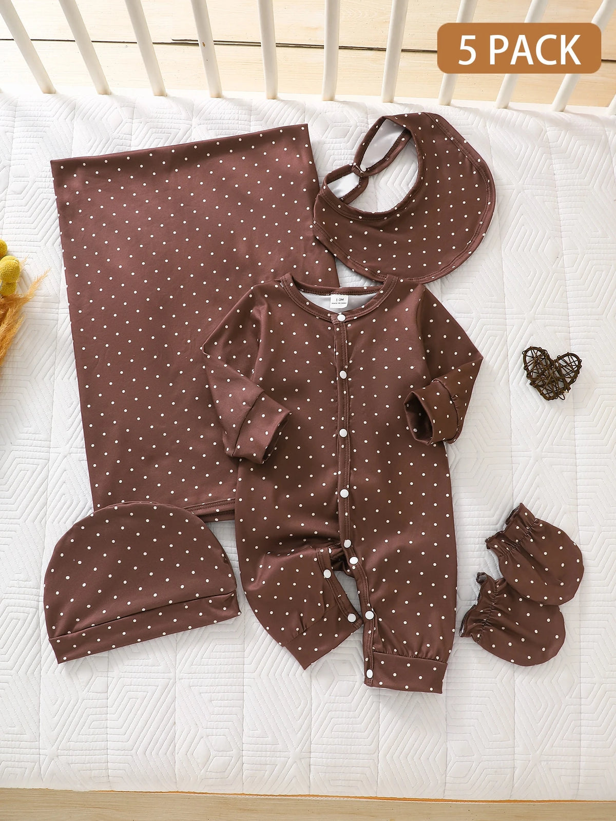 SHEIN Lot de 5 pour nouveau-nés filles : barboteuse, bonnet, bavoir, couverture et moufles, imprimé pois marron doux, devant à pressions, manches longues, col rond, style princesse douillet pour les fêtes d'automne et Halloween