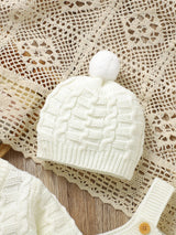 SHEIN Vintaside Kids Ensemble de 3 pièces pour nouveau-né en tricot, cardigan blanc à col rond manches longues, bavoir, salopette et bonnet d'automne, vêtements garçon blanc cassé kawaii