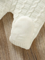 SHEIN Vintaside Kids Ensemble de 3 pièces pour nouveau-né en tricot, cardigan blanc à col rond manches longues, bavoir, salopette et bonnet d'automne, vêtements garçon blanc cassé kawaii